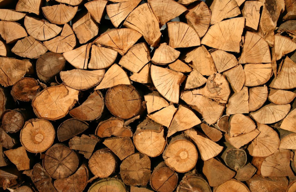 Waarom knettert hout in de open haard of kachel