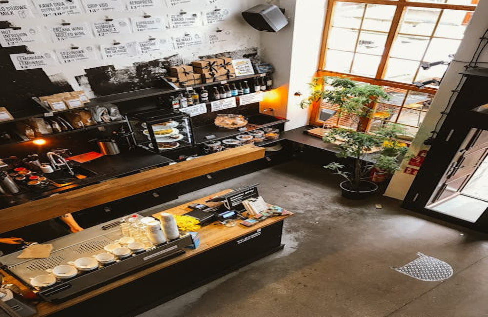 Wat is het adres van Intratuin Arnhem en hoe bereik je de winkel eenvoudig?