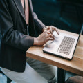 Wat is een online marketing bureau en wat zijn de voordelen ervan?
